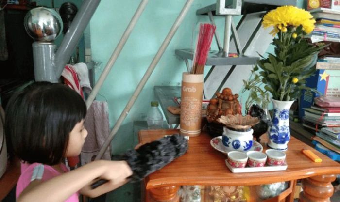 Dọn dẹp bàn thờ sạch sẽ thường xuyên
