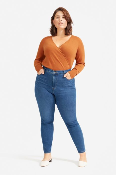 A model wearing the blue jeans