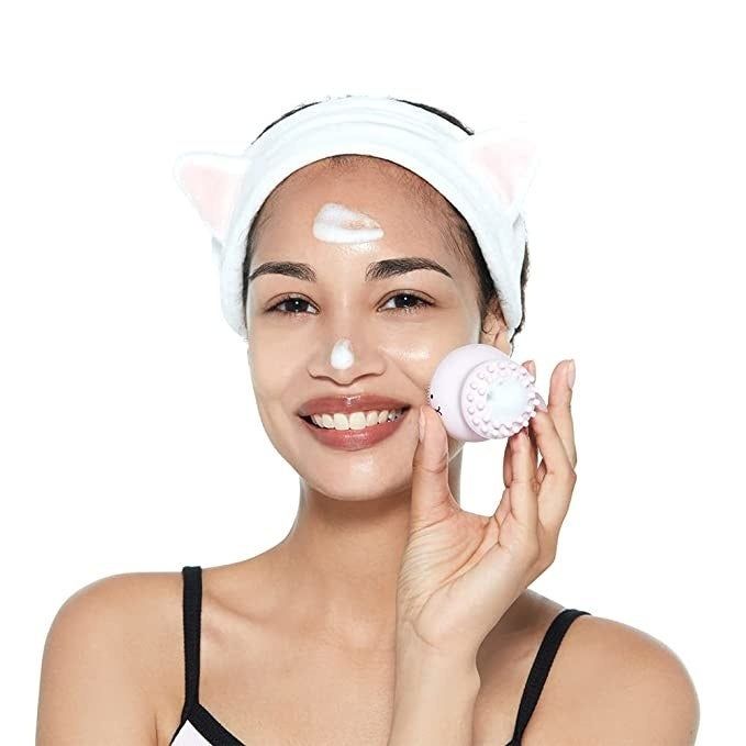 model showcasing the brush on their face