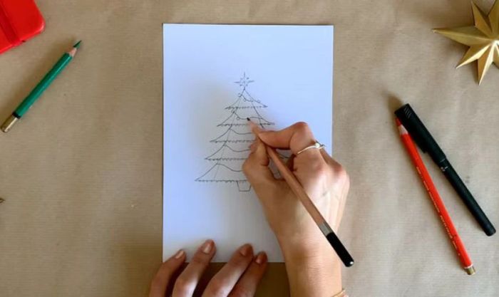 Thêm dây đèn trang trí để cây thông Noel trở nên sống động hơn