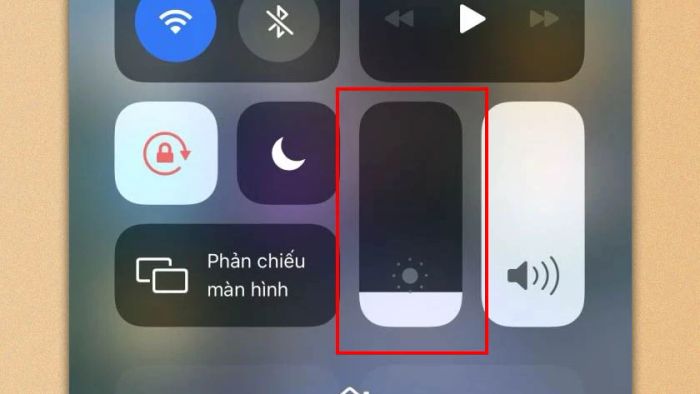 màn hình sẽ giảm độ sáng khi kích hoạt chế độ tiết kiệm pin