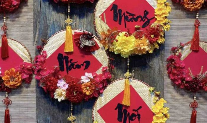 Cách trang trí Tết văn phòng bằng mẹt tre
