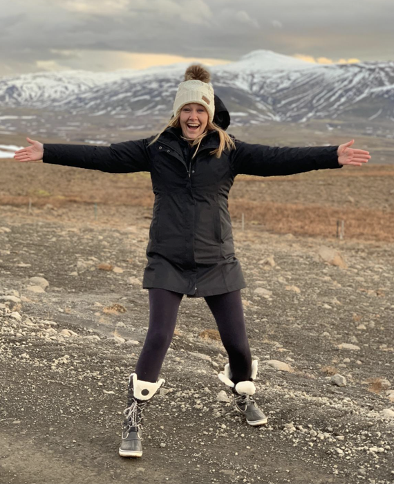 reviewer showcasing the black leggings