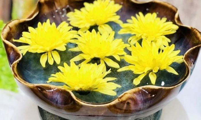 Khi nào cần thay bát nước rắc cánh hoa cúng Thần Tài?