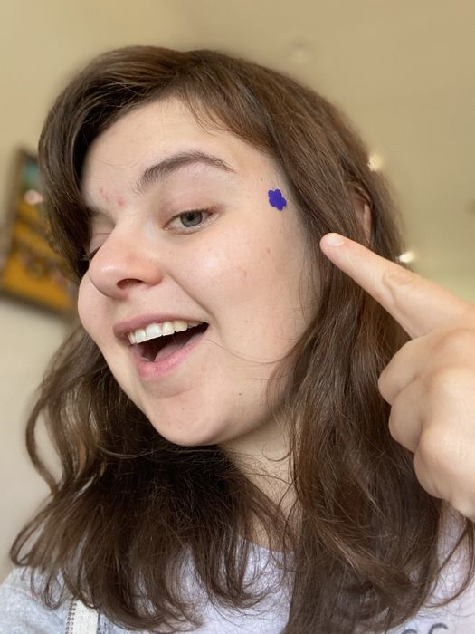 Mytour editor highlighting a purple flower-shaped patch on the side of her head