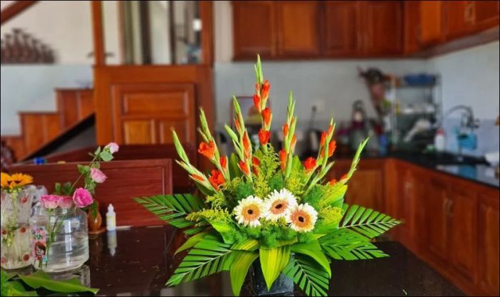 Kết hợp hoa dơn với cúc trắng tạo nên vẻ đẹp tinh tế