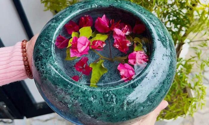 Bát nước rắc cánh hoa cúng Thần Tài nên dùng nước lọc hay nước thơm?