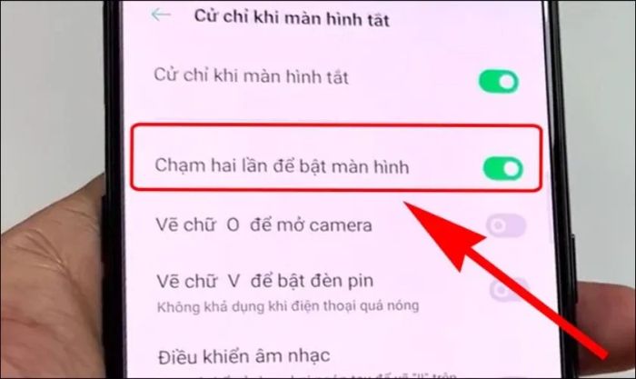 Kích hoạt công tắc Chạm hai lần để bật màn hình