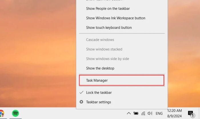 Nhấn chuột phải vào thanh Taskbar ở phía dưới màn hình và chọn Task Manager