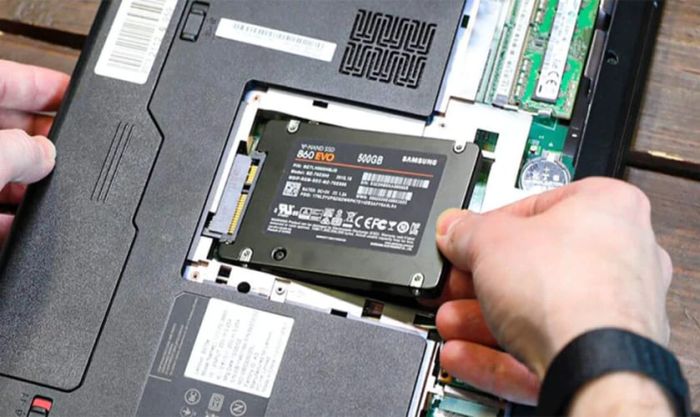 Hướng dẫn chi tiết cách lắp ổ cứng SSD cho laptop tại nhà