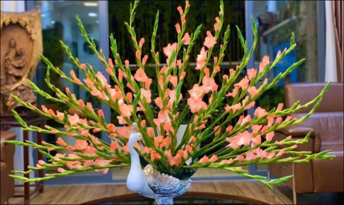 Cắm hoa dơn theo phong cách đuôi công hồng đào