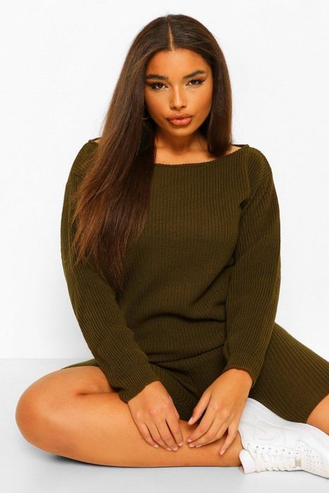 model wearing the set