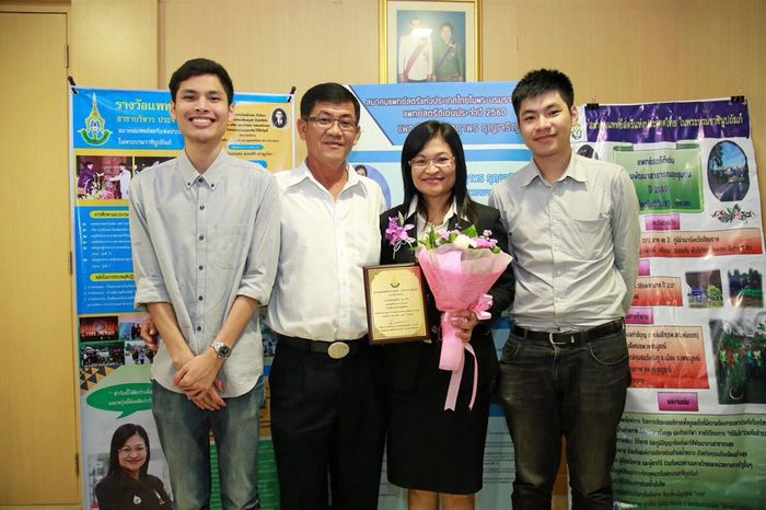 ครอบครัวจำปาเงินร่วมแสดงความยินดีในโอกาสสำคัญนี้อย่างพร้อมหน้า.