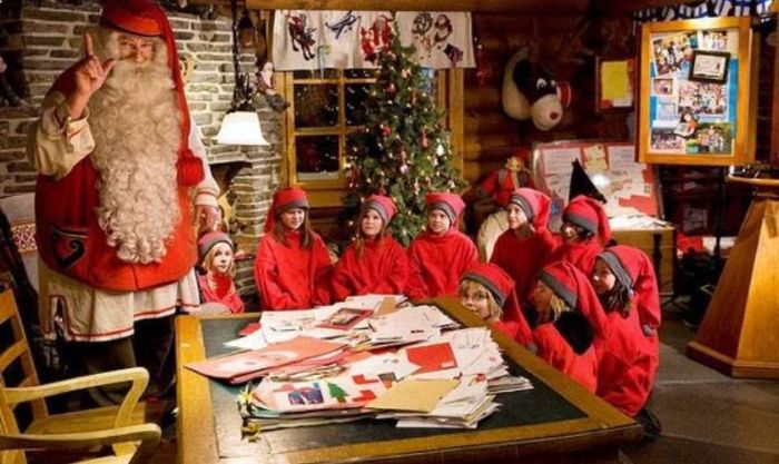 Ai là người giúp ông già Noel làm quà?