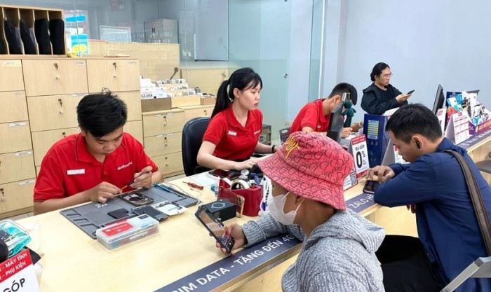 Hãy mang điện thoại đến các cửa hàng sửa chữa uy tín để được kiểm tra kỹ lưỡng.