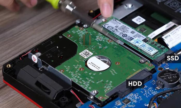 Xác định và kiểm tra các linh kiện bên trong