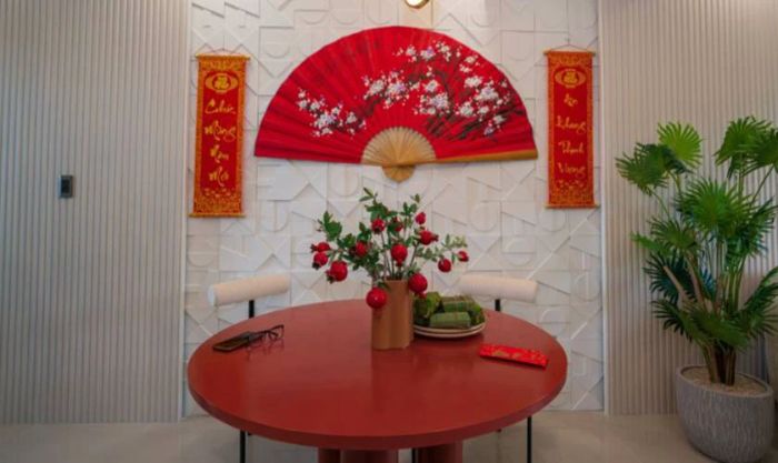 Cách trang trí Tết cho văn phòng với quạt giấy