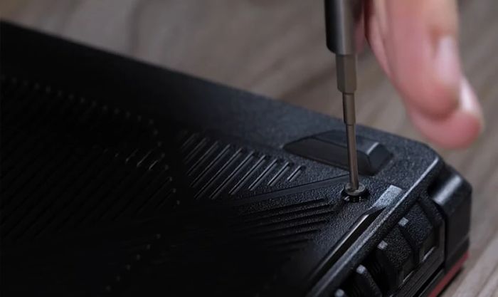 Lắp lại nắp lưng laptop