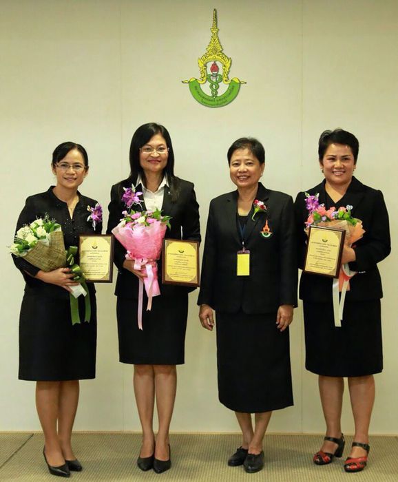 นายกสมาคมแพทย์สตรีฯ ได้มอบรางวัลให้แก่ 3 แพทย์สตรีดีเด่นประจำปี 2560 ได้แก่ พญ.รัชฎาพร รุญเจริญ, พญ. สมพิศ จำปาเงิน และ พญ.วิจิตรา แพงขะ.