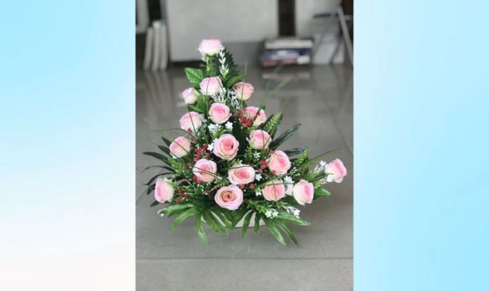 Mẫu cắm hoa cát tường ngày Tết 2025 kiểu thấp gọn