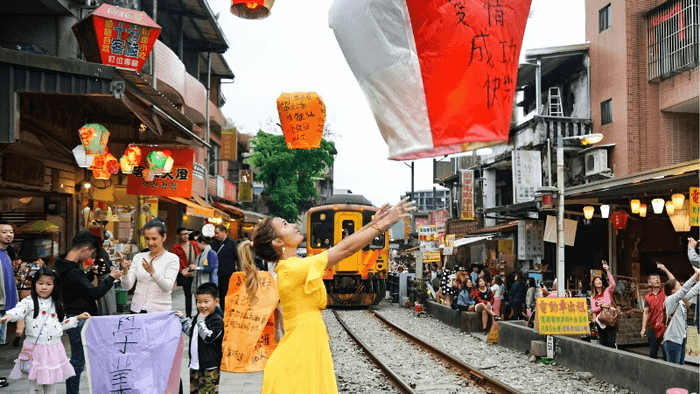 The sky lantern wish release activity at Shifen Old Street.