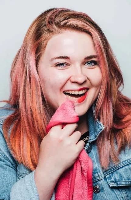 Mytour writer using the cloth to remove lipstick