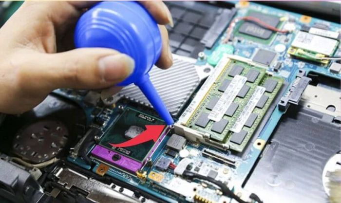 Vệ sinh khe cắm RAM cẩn thận, tránh làm hỏng các đầu nối của RAM