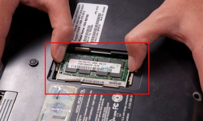 Nhấc RAM ra một cách cẩn thận để tránh làm hỏng các linh kiện khác