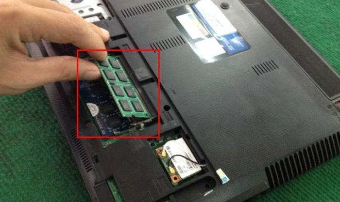 Lắp RAM vào khe cắm một cách cẩn thận và nhẹ nhàng
