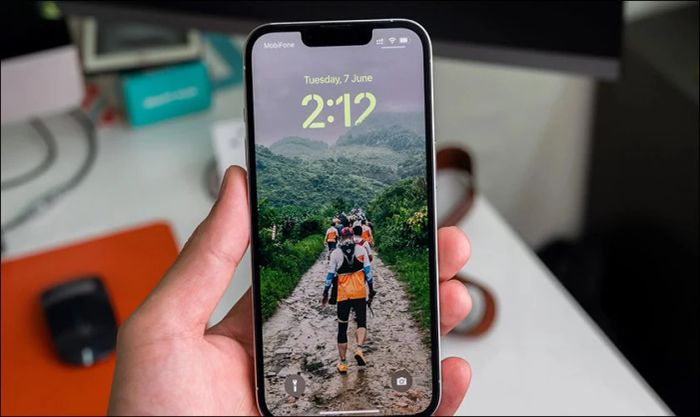 Thả nút Nguồn khi logo Apple hiển thị trên màn hình để reset iPhone 12