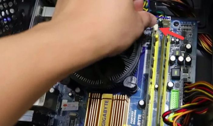 Xác định vị trí RAM và thực hiện thao tác tháo RAM một cách cẩn thận