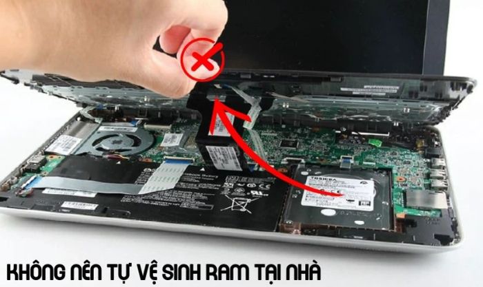 Tránh tự vệ sinh RAM tại nhà nếu thiếu dụng cụ và kinh nghiệm cần thiết