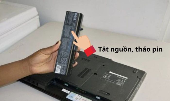 Hướng dẫn tháo RAM laptop: Tắt nguồn và tháo pin cẩn thận