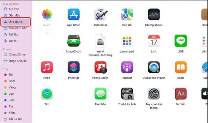 Mở Finder và chọn mục Applications (Ứng dụng)