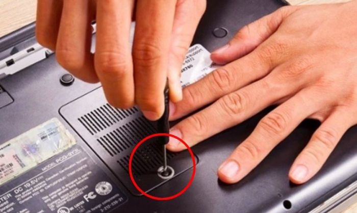 Sử dụng dụng cụ phù hợp để mở laptop một cách an toàn