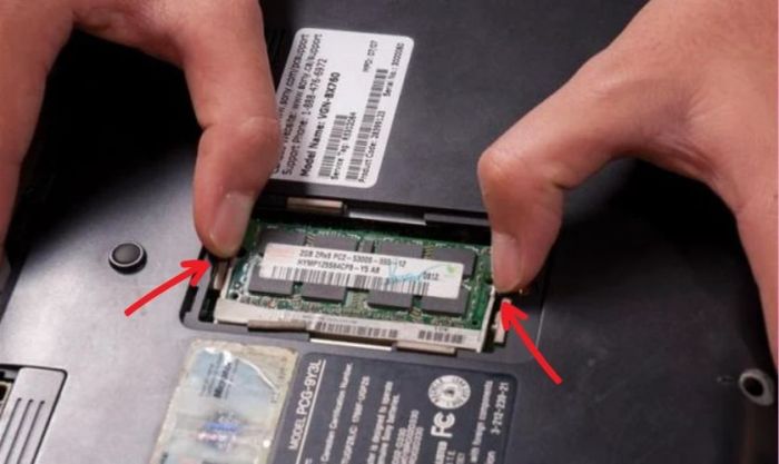Đảm bảo RAM đã khô hoàn toàn trước khi lắp lại vào laptop hoặc máy tính