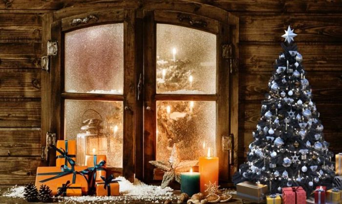 Hộp quà và cây thông Noel là ý tưởng trang trí cửa sổ đẹp mắt