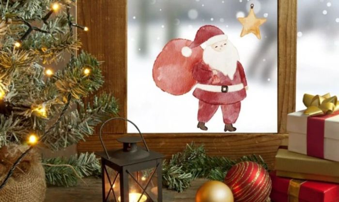 Hình vẽ ông già Noel trên cửa sổ tạo điểm nhấn thu hút