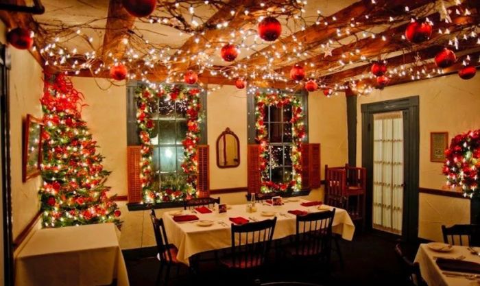 Trang trí cửa sổ Noel bằng dây đèn LED rực rỡ và bắt mắt