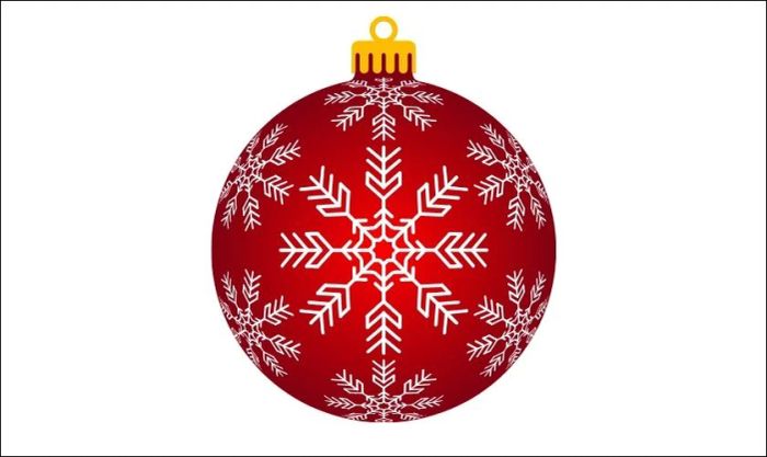 Trái châu màu đỏ đi cùng bông tuyết lấp lánh