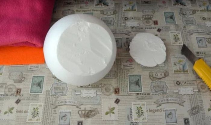 Cắt bóng xốp để tạo điểm kết nối giữa thân và đầu