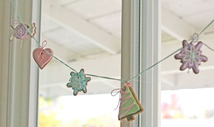 Trang trí cửa sổ bằng dây treo Giáng Sinh