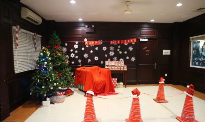 Backdrop công ty đón Giáng Sinh theo phong cách tự làm đơn giản