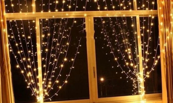 Biến dây đèn LED thành rèm cửa sổ lung linh