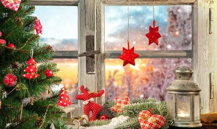 Tận dụng hình ảnh và vật dụng Giáng Sinh để tạo không khí lễ hội rộn ràng