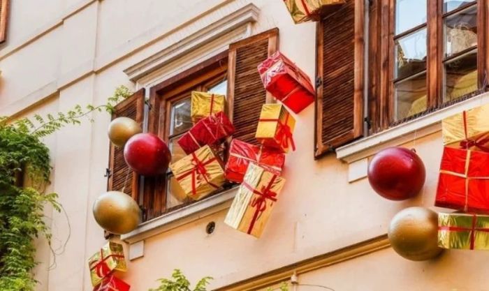 Trang trí cửa sổ Noel với hộp quà độc đáo và sáng tạo
