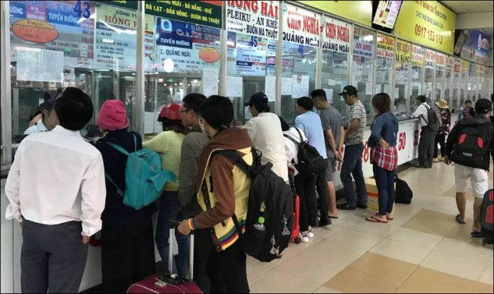 Mua vé xe Tết 2025 tại bến xe hoặc đại lý
