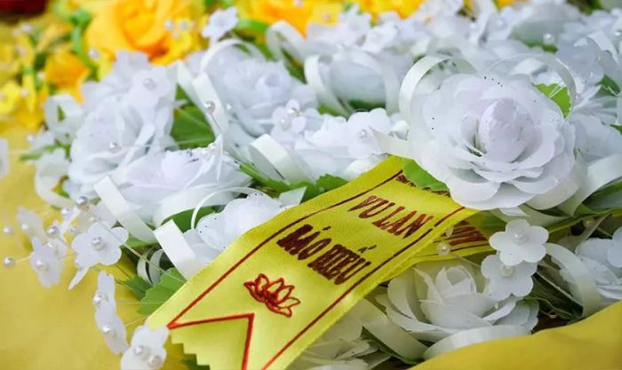 Hình ảnh hoa trắng cài áo đầy ý nghĩa trong ngày lễ Vu Lan báo hiếu