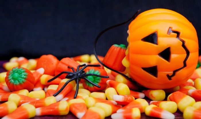 Hình nền Halloween cho máy tính với chủ đề bánh kẹo hấp dẫn