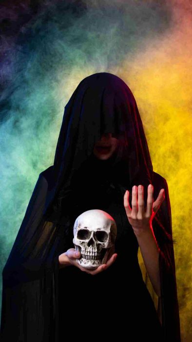 Hình nền Halloween cho điện thoại kinh dị với hình phù thủy